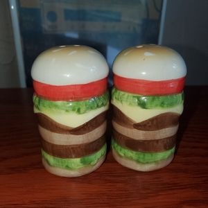 Cheeseburger salt and pepper shakers